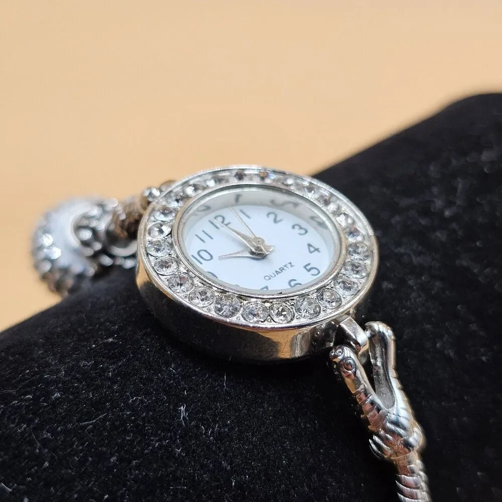 Vintage Ladies Rhinestone Quartz Fashion Wristwatch New Battery Runs Great
